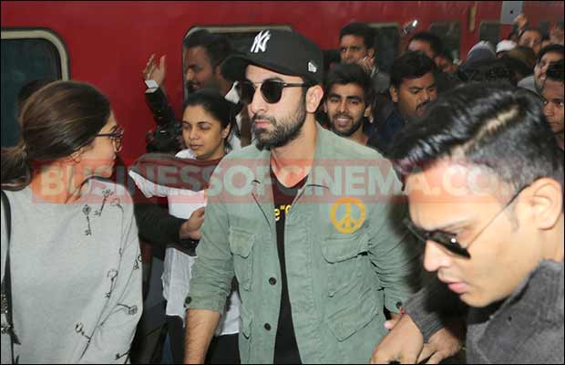 ranbir-and-deepika-at-delhi-station-5