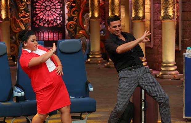 Akshay-Kumar-and-Nimrat-Kaur-will-take-off-on-a-laughter-spree-on-Comedy-Nights-Bachao-3