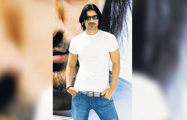 1. Long hair, funny shades and the actor was always ready to pose in his sk...