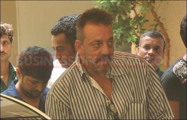 sanjay-dutt-leaves-for-jail13