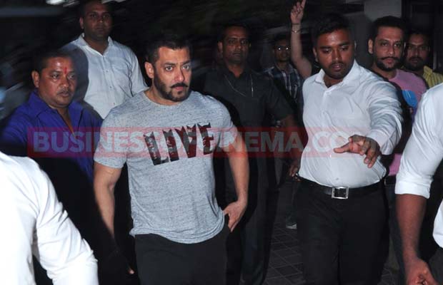 salman-candid-2