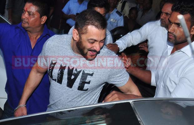 salman-candid-7