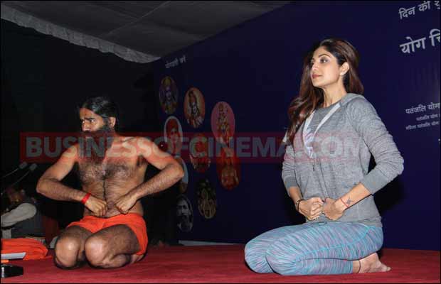 shilpa-baba-ramdev-yoga-10