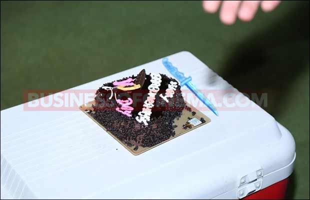 Babumoshayes-Valentine-cake-cutting-11