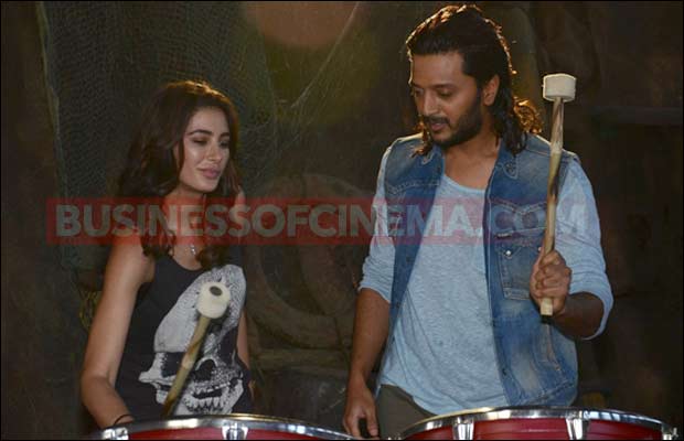 Riteish-Deshmukh-and-nargis-banjo-8