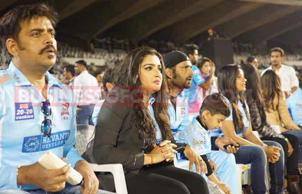 ayushman-and-sonu-sood-at-ccl-match-4