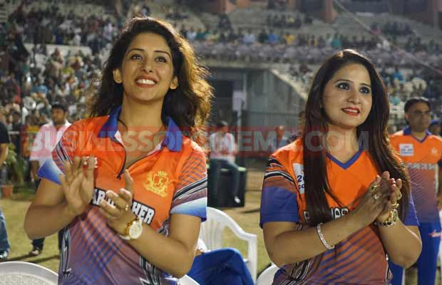 ayushman-and-sonu-sood-at-ccl-match