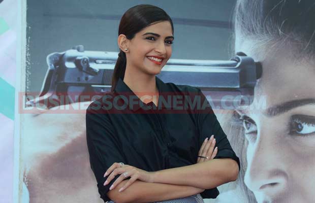 sonam-kapoor-st-xaviers-9