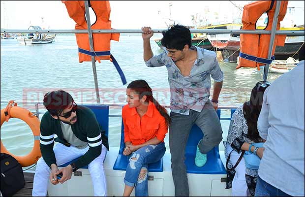 alia-siddharth-fahad-travl-by-jetty-11