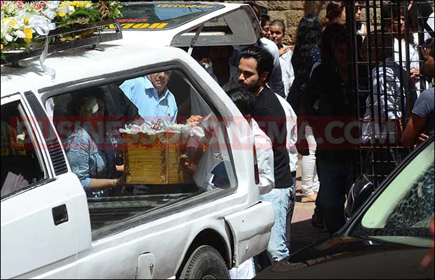 emran-hashmi-mother-funeral-16