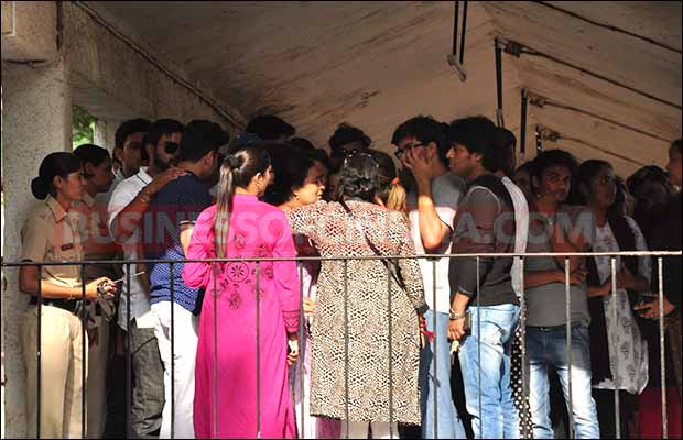 pratyusha-banerjee-funeral-34