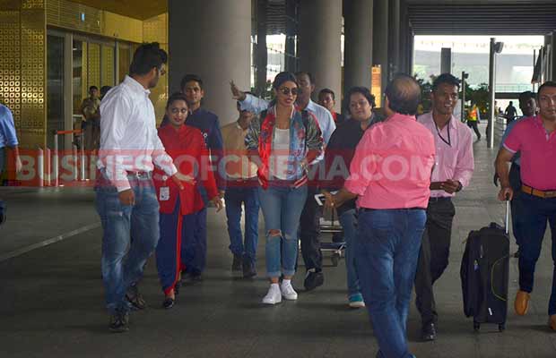 PriyankaChopra-Airport-Madrid-3