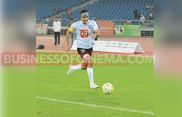 Ranbir-Kapoor-Soccer_8