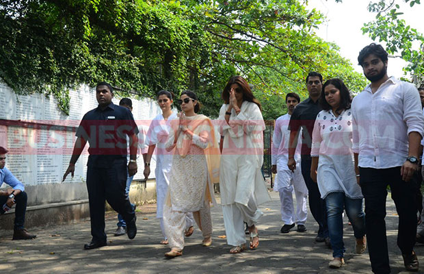 shilpa-shetty-shamita-shetty-funeral-2