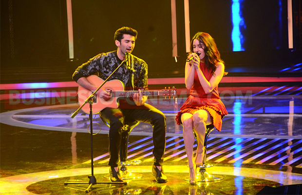 aditya-roy-kapoor-shraddha-kapoor-live-performance-3