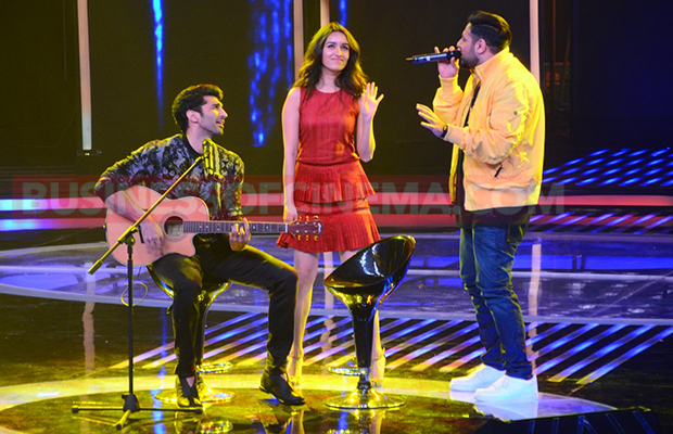 aditya-roy-kapoor-shraddha-kapoor-live-performance-4