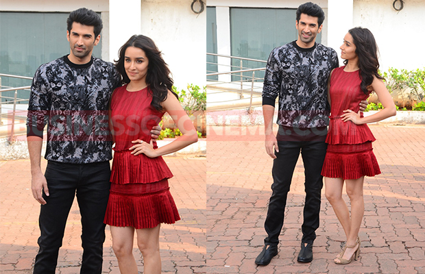 aditya-roy-kapoor-shraddha-kapoor-live-performance-5