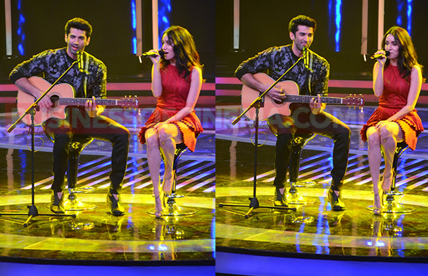 aditya-roy-kapoor-shraddha-kapoor-live-performance-7