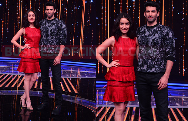 aditya-roy-kapoor-shraddha-kapoor-live-performance-8