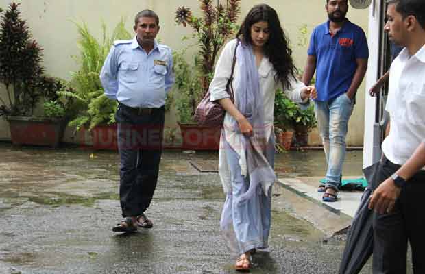 Photos: Jhanvi Kapoor Dons This Traditional Look As She Comes Out Of Her Dance Classes