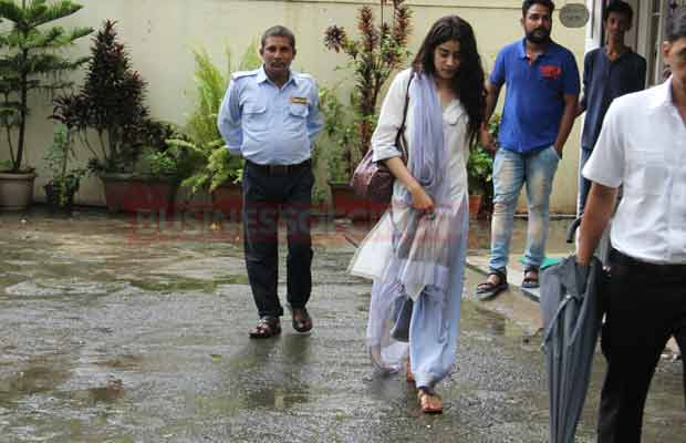 Photos: Jhanvi Kapoor Dons This Traditional Look As She Comes Out Of Her Dance Classes