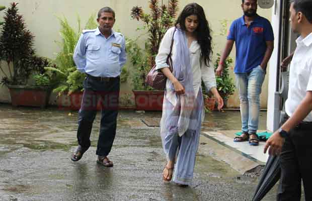 Photos: Jhanvi Kapoor Dons This Traditional Look As She Comes Out Of Her Dance Classes