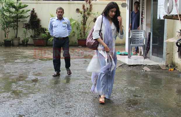 Photos: Jhanvi Kapoor Dons This Traditional Look As She Comes Out Of Her Dance Classes