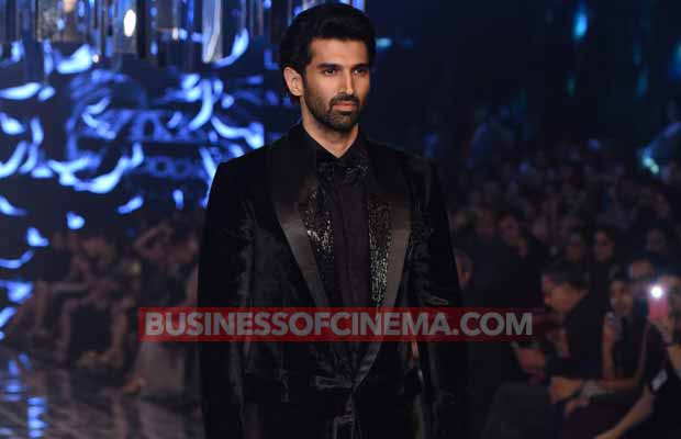 LFW'17 Finale: Jacqueline Fernandez-Aditya Roy Kapur Amped Up Hotness Quotient In Manish Malhotra Creation!