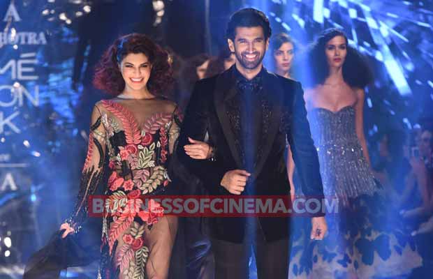 LFW'17 Finale: Jacqueline Fernandez-Aditya Roy Kapur Amped Up Hotness Quotient In Manish Malhotra Creation!