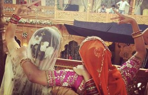 Sonam Kapoor Turns Into A Designer For Her B-Town Friend!