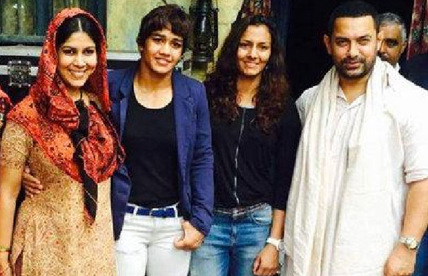 Dangal: Aamir Khan Snapped With Phogat Sisters And Sakshi Tanwar