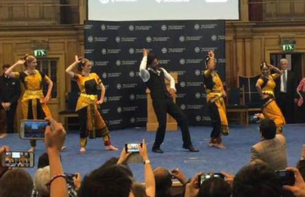 Watch: Shah Rukh Khan Breaks Into Lungi Dance At University of Edinburgh