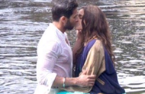 Shahid Kapoor And Alia Bhatt's Shaandaar Steamy Lip Lock In Water!