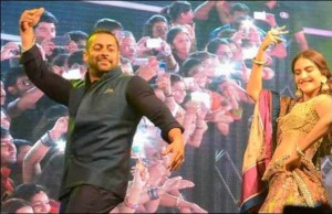 Leaked Video: Salman Khan Enjoying Playing Garba With Sonam Kapoor