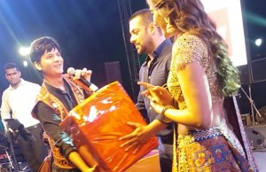 What Is In The Big Red Box Gifted To Salman Khan?