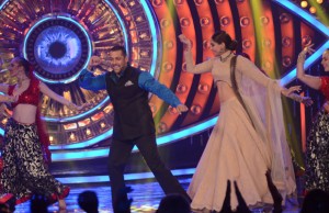 Bigg Boss 9 Weekend: Sonam Kapoor Sizzles With Salman Khan