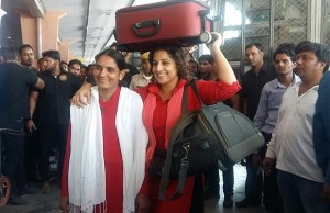 Vidya Balan Turns Coolie For A Day!