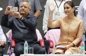 Oops! Selfie With Kareena Kapoor Khan Puts Chhattisgarh CM In Trouble!