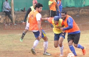 Spotted: Ranbir Kapoor And Sidharth Malhotra's Aggressive Battle On Ground!