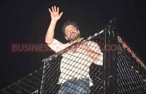 Photos: Here's How Shah Rukh Khan Greeted His Fans