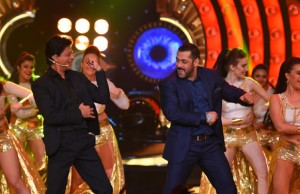 Bigg Boss 9: Salman Khan Shook A Leg On Shah Rukh Khan's Lungi Dance Song!