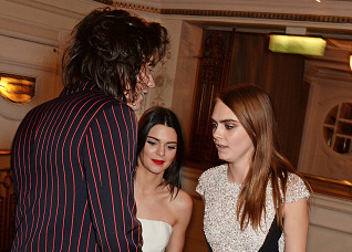 One Direction’s Harry Styles Spotted Vacationing With Kendall Jenner!