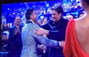 Watch: Ranveer Singh Seeks Blessings From Deepika Padukone's Parents At Filmfare Awards!