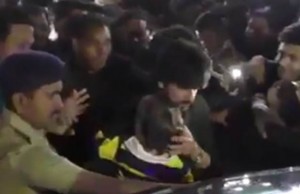 What Was Shah Rukh Khan's Son Abram's REACTION On Getting Mobbed?