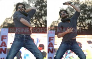 When A Crazy Fan Dived Into Shah Rukh Khan's Pool To Bathe In It!