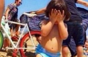 Snapped: Shah Rukh Khan's Kids Suhana And AbRam Play Hide And Seek On The Beach