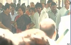 Photos: Shah Rukh Khan At His Father-In-Law's Funeral In Delhi