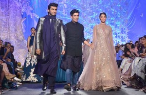 LFW 2016: Jacqueline Fernandez And Arjun Kapoor Graced The Ramp For Manish Malhotra!