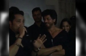 Watch: Shah Rukh Khan Sings 'Billo' With Mika Singh At Karim Morani's Birthday Party!