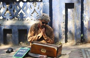 OMG!! This Famous Singer Spotted Begging On Mumbai Streets